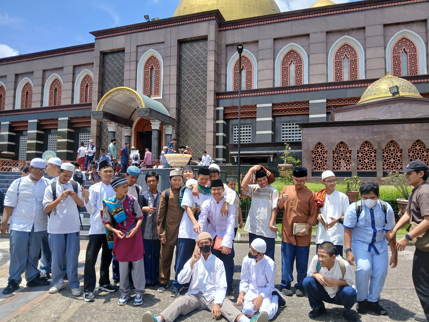 Mempererat Ukhuwah di Bawah Kubah Emas